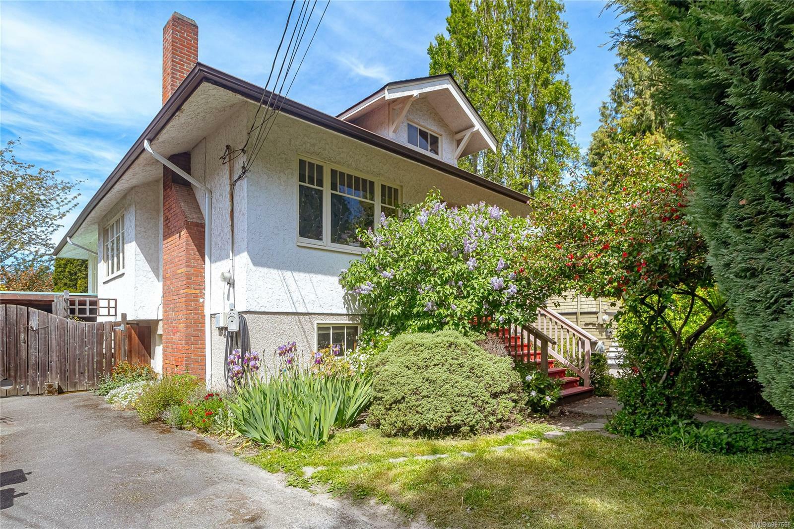 Property Photo: 444 Kipling St BC V8S 3J8