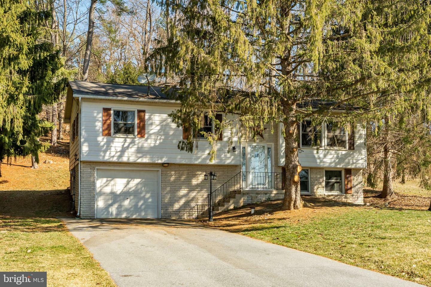 Property Photo: 5 Dogwood Lane PA 17584