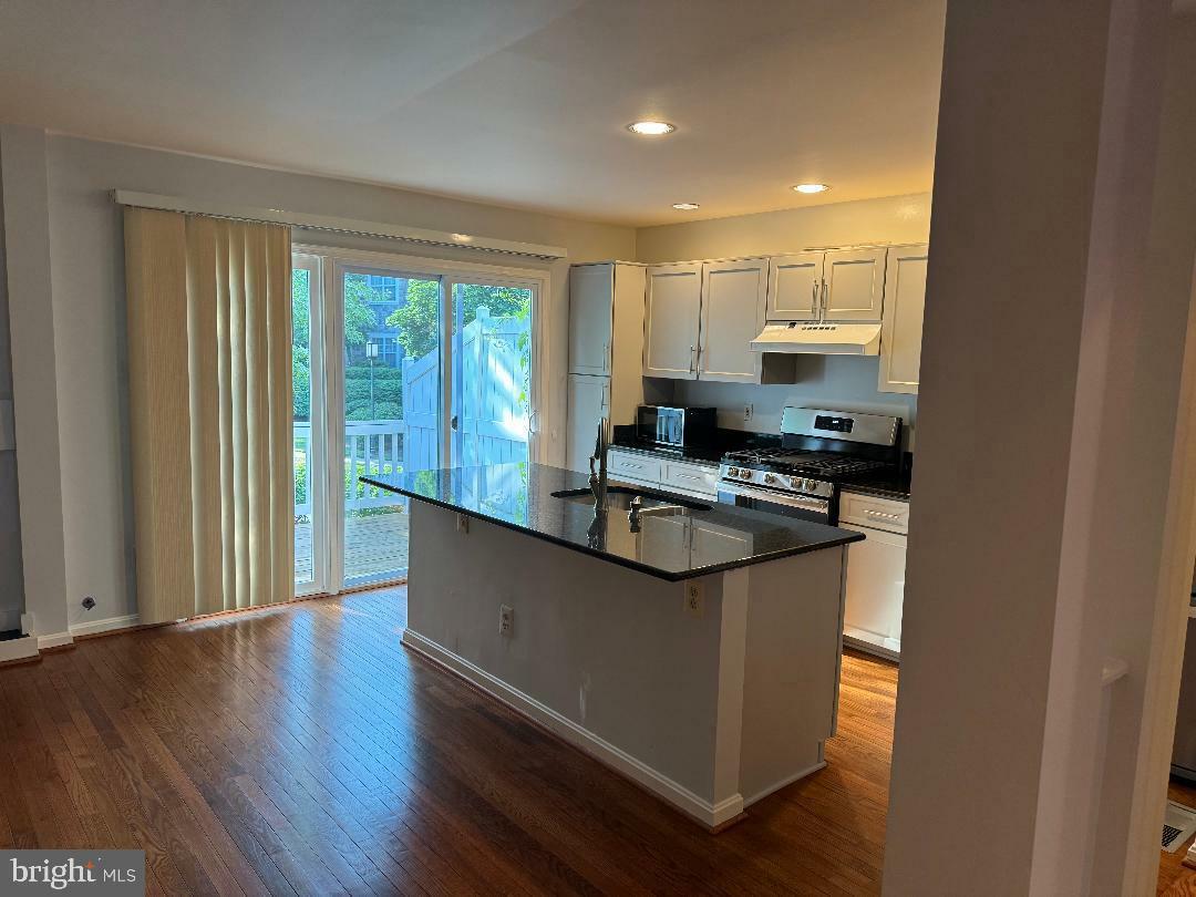 Property Photo: 12097 Edgemere Circle VA 20190