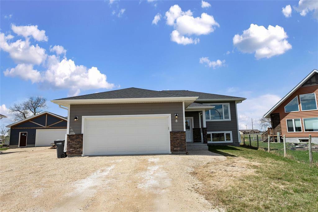 Property Photo: 8 Robidoux Place MB R0A 1G0