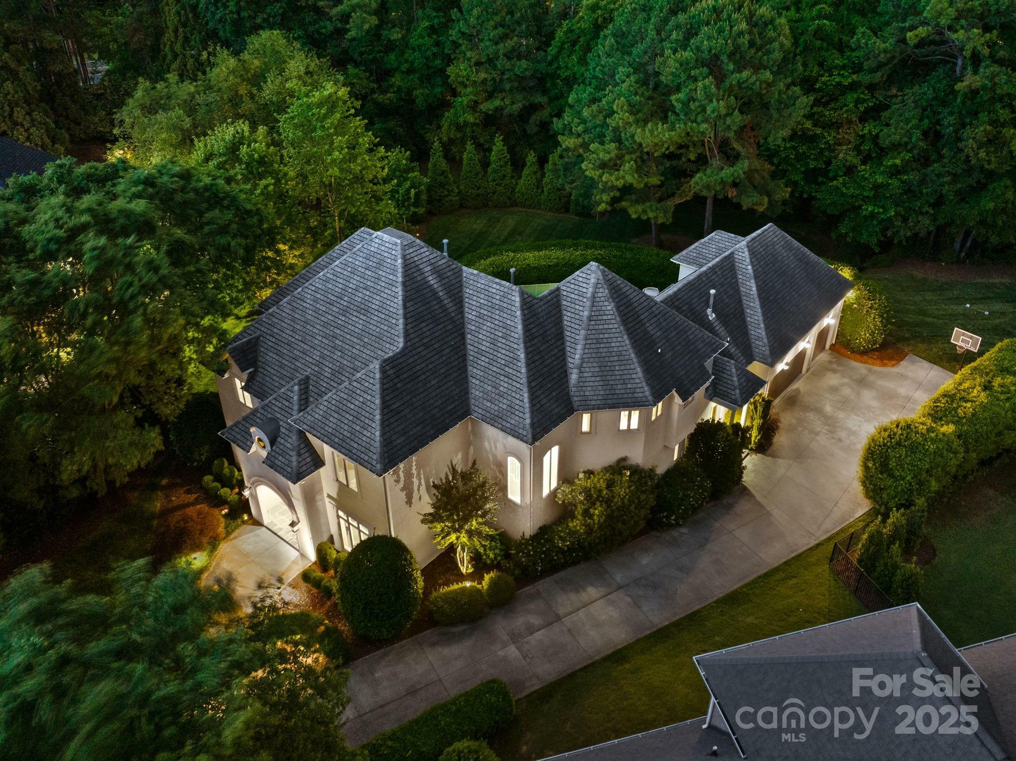Property Photo: 15038 Jockeys Ridge Drive NC 28277