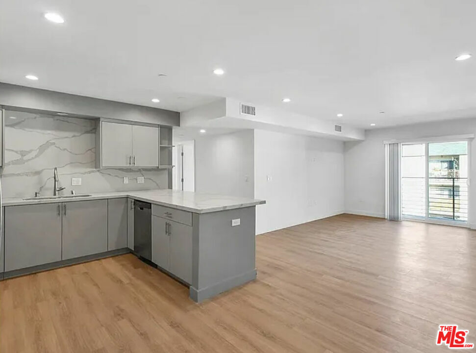 Property Photo: 5405 Hermitage Ave CA 91607