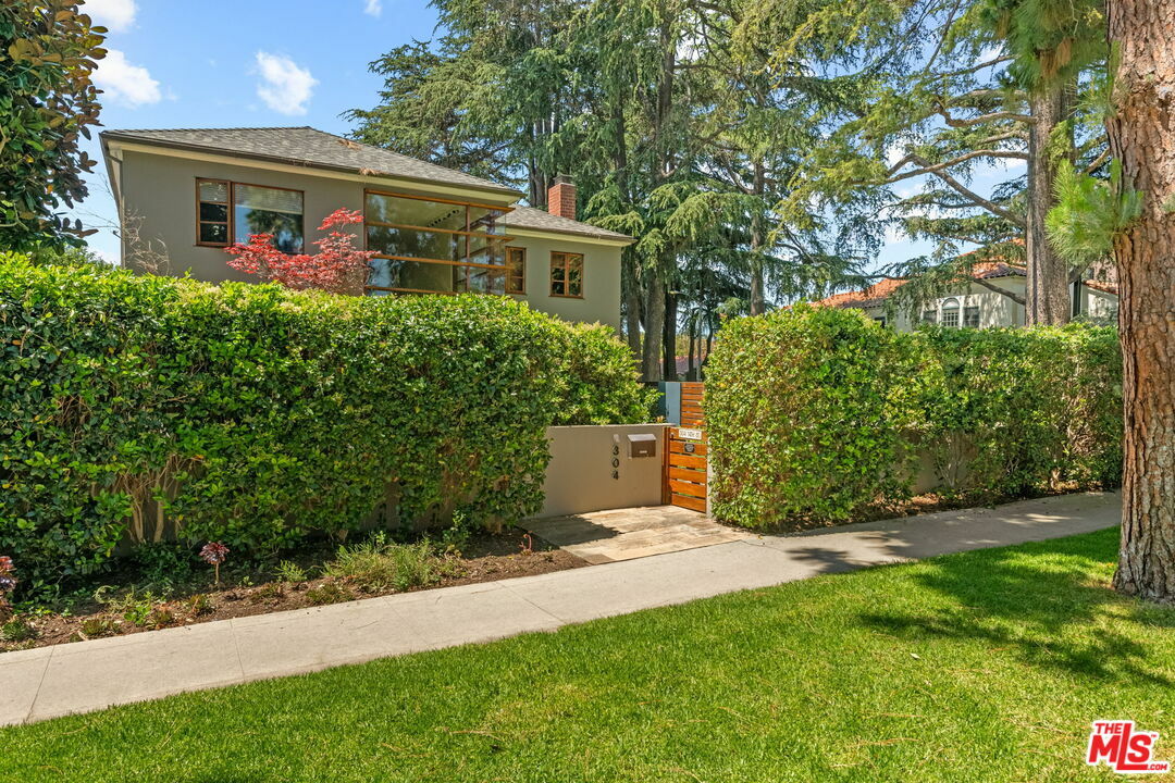 Property Photo: 304 14th St CA 90402