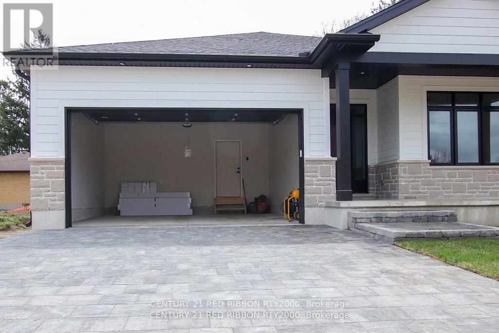 Property Photo: 430 North Head Street North 6 ON N7G 2K2