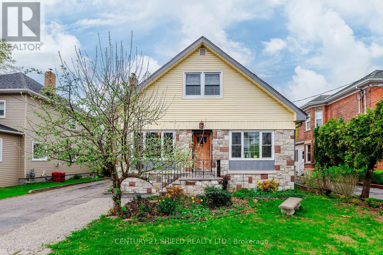 Property Photo: 114 Gloucester Street North ON K6H 3W4