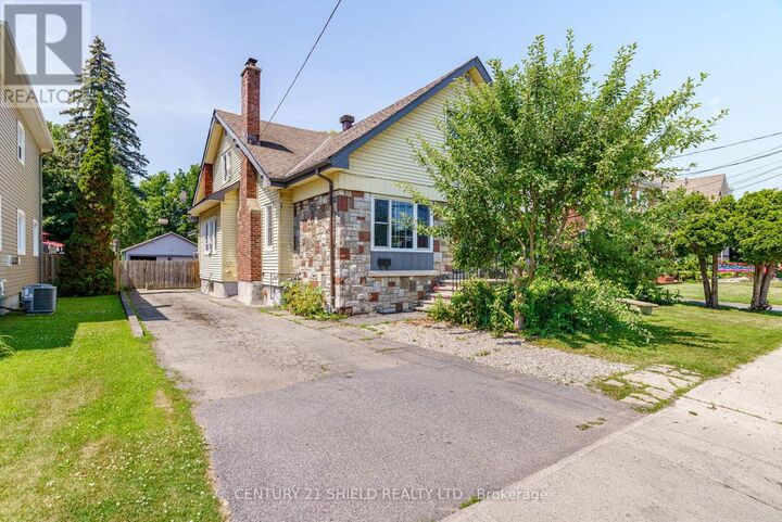 Property Photo:  114 Gloucester Street North  ON K6H 3W4 