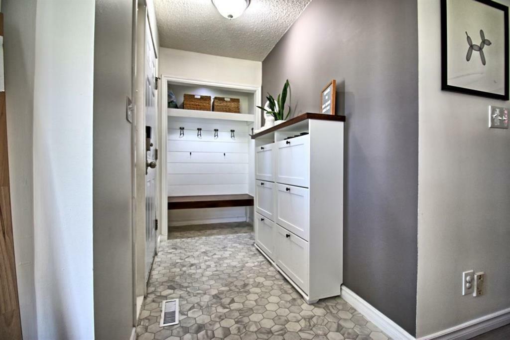 Property Photo: 1360 Kildare Avenue East MB R2C 5A6