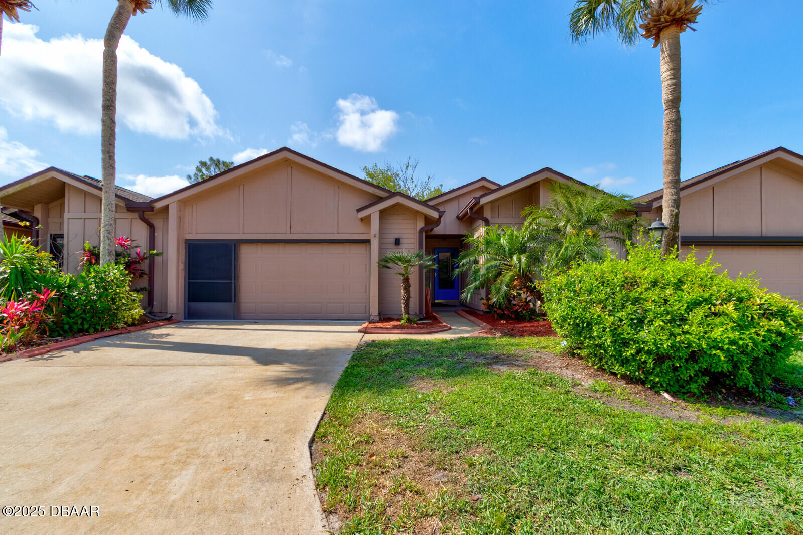 Property Photo: 1903 Sprucewood Way FL 32128