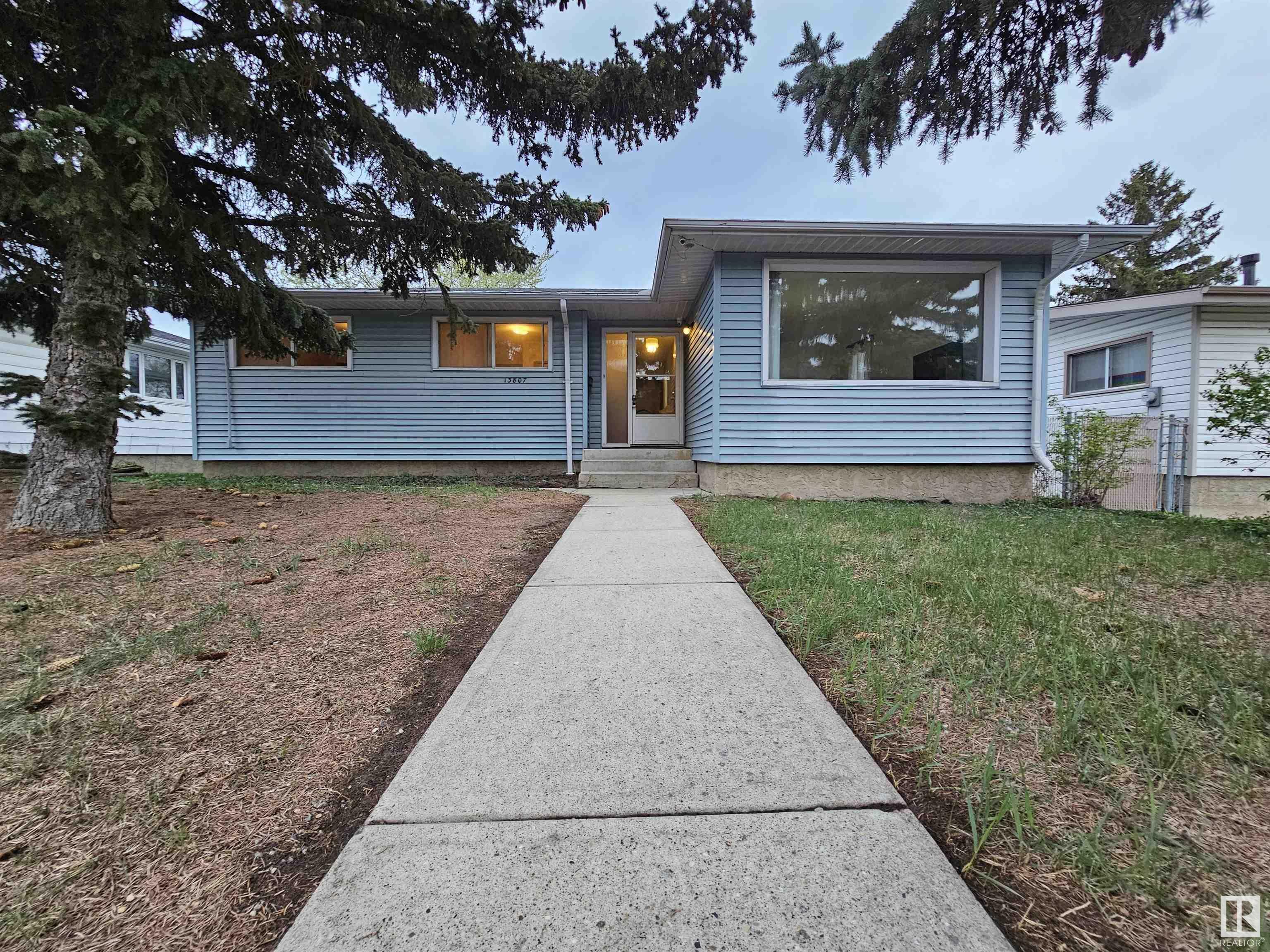 13807 74 Street NW  Edmonton AB T5C 0X8 photo