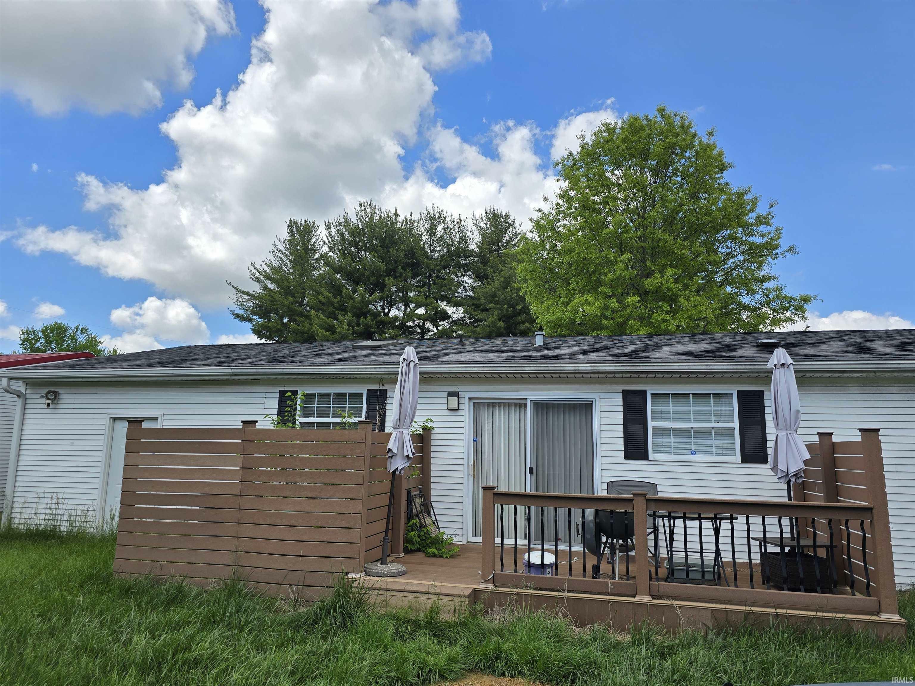 Property Photo: 915 E Kentucky Street IN 47670-3066