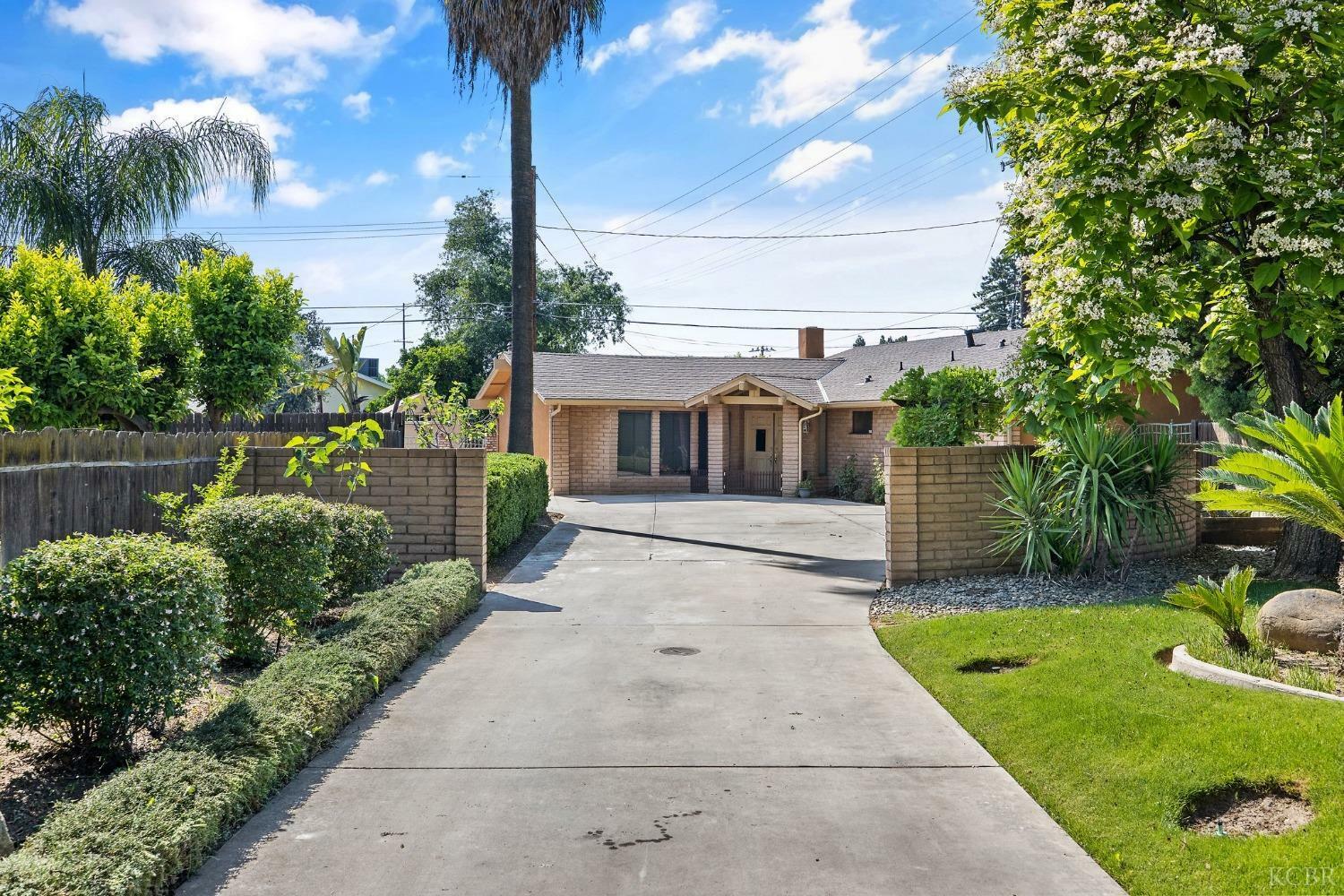 Property Photo: 2021 S Woodland Street SE CA 93277