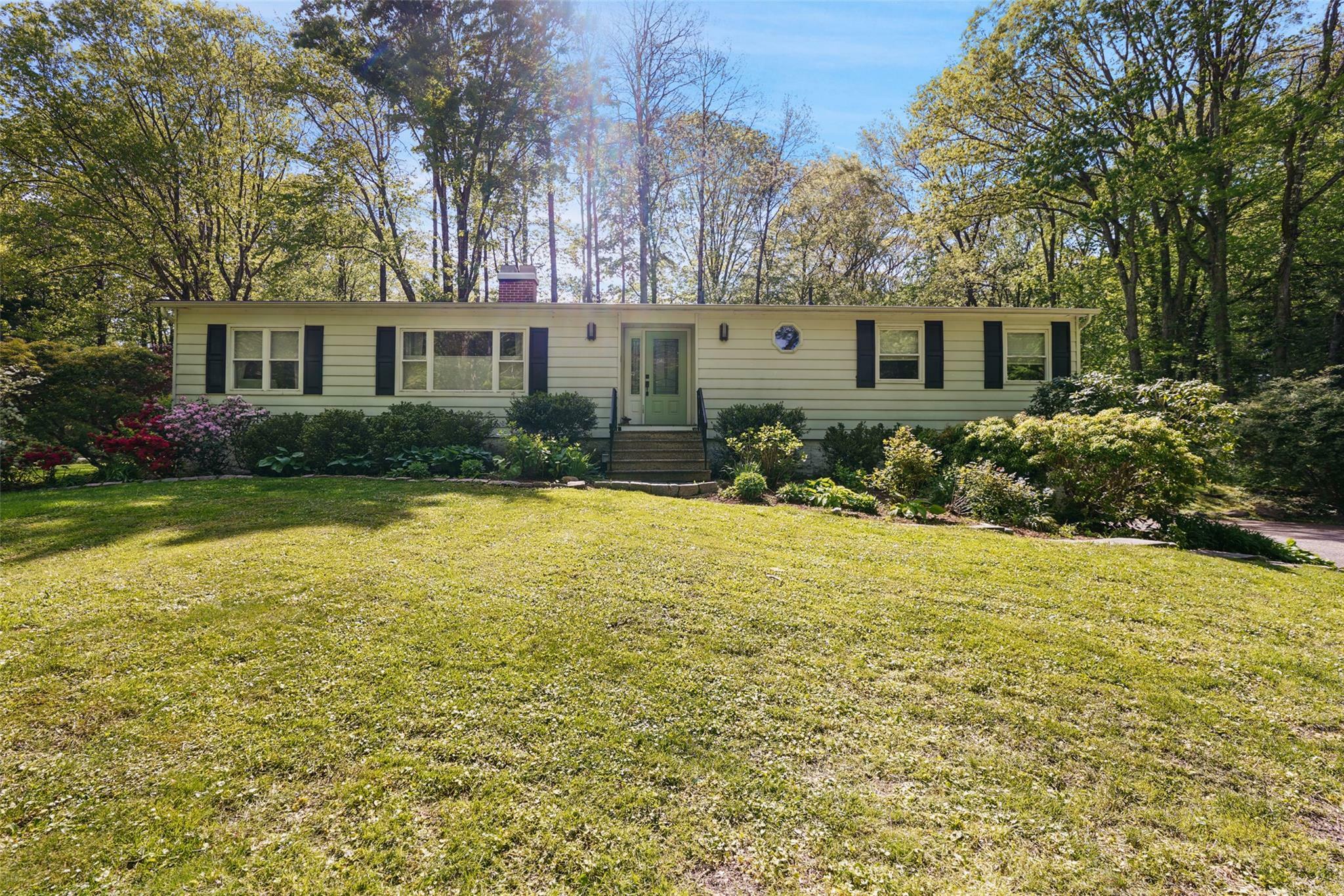 Property Photo: 17 Kingswood Way NY 10590