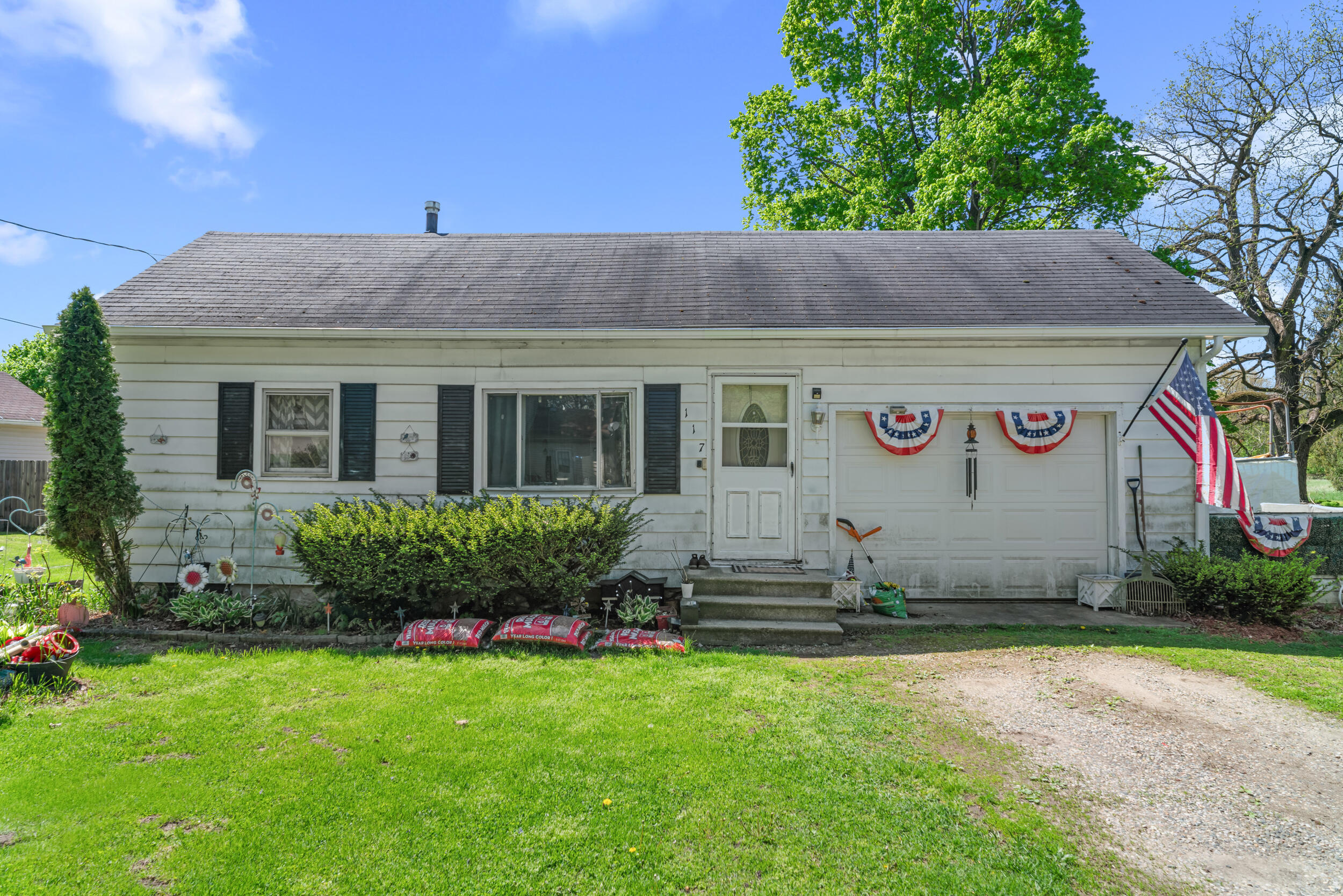Property Photo: 117 Hanover Court MI 49241