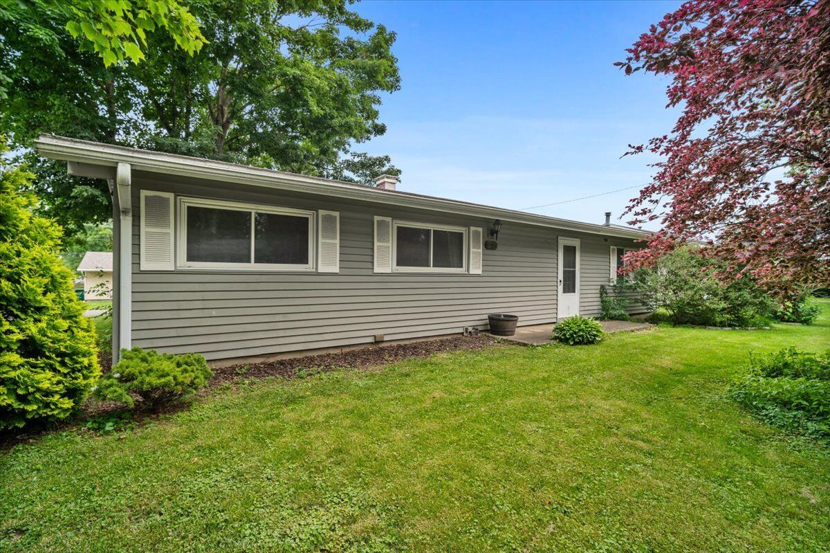 Property Photo: 20 Fairlawn IL 61727
