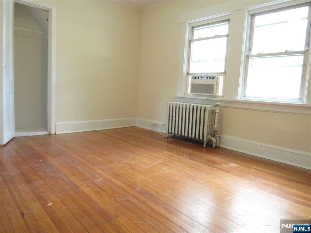 Property Photo:  182 W Midland Avenue 2  NJ 07652 