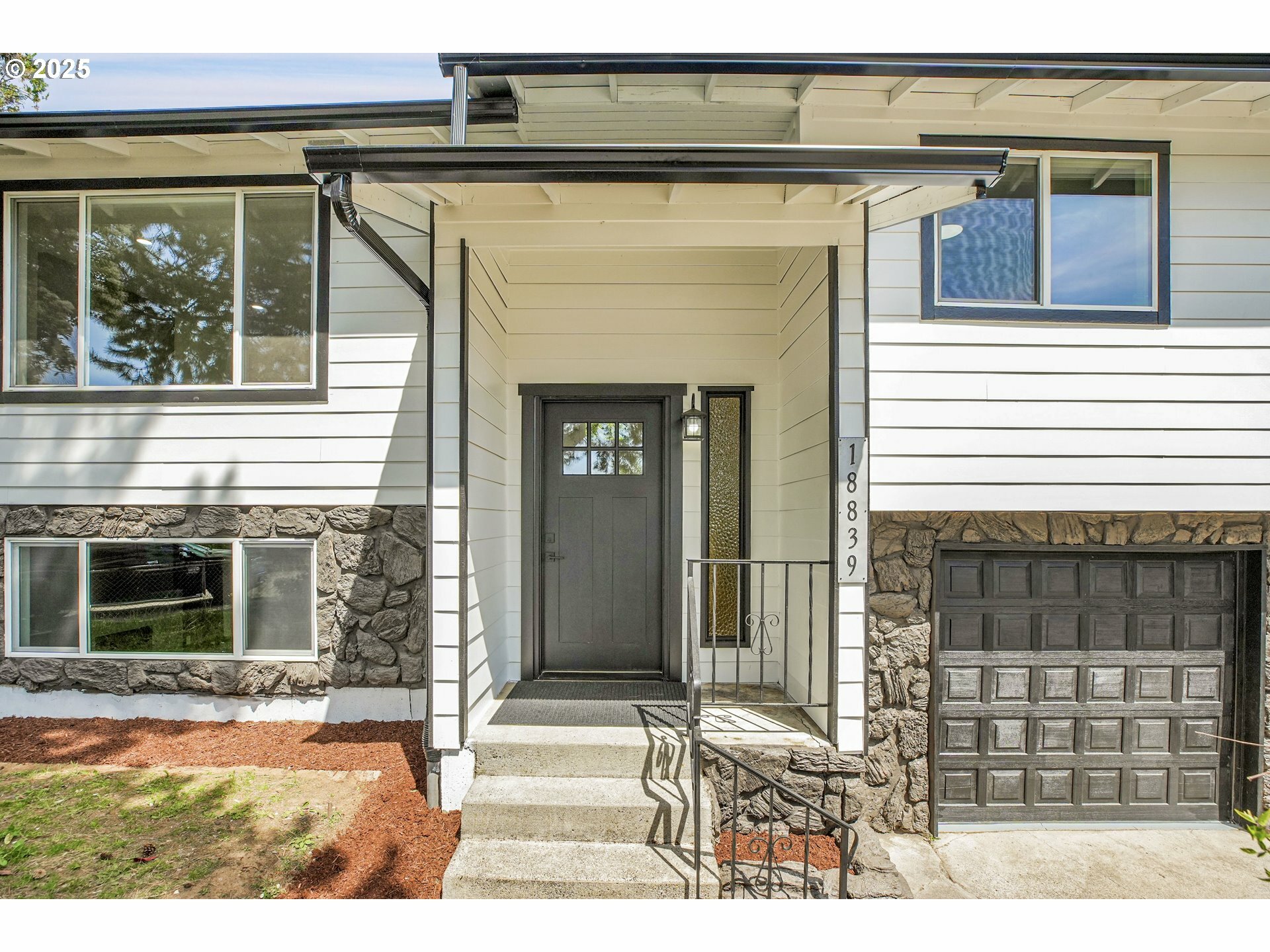 Property Photo: 18839 NE Irving Ct OR 97230