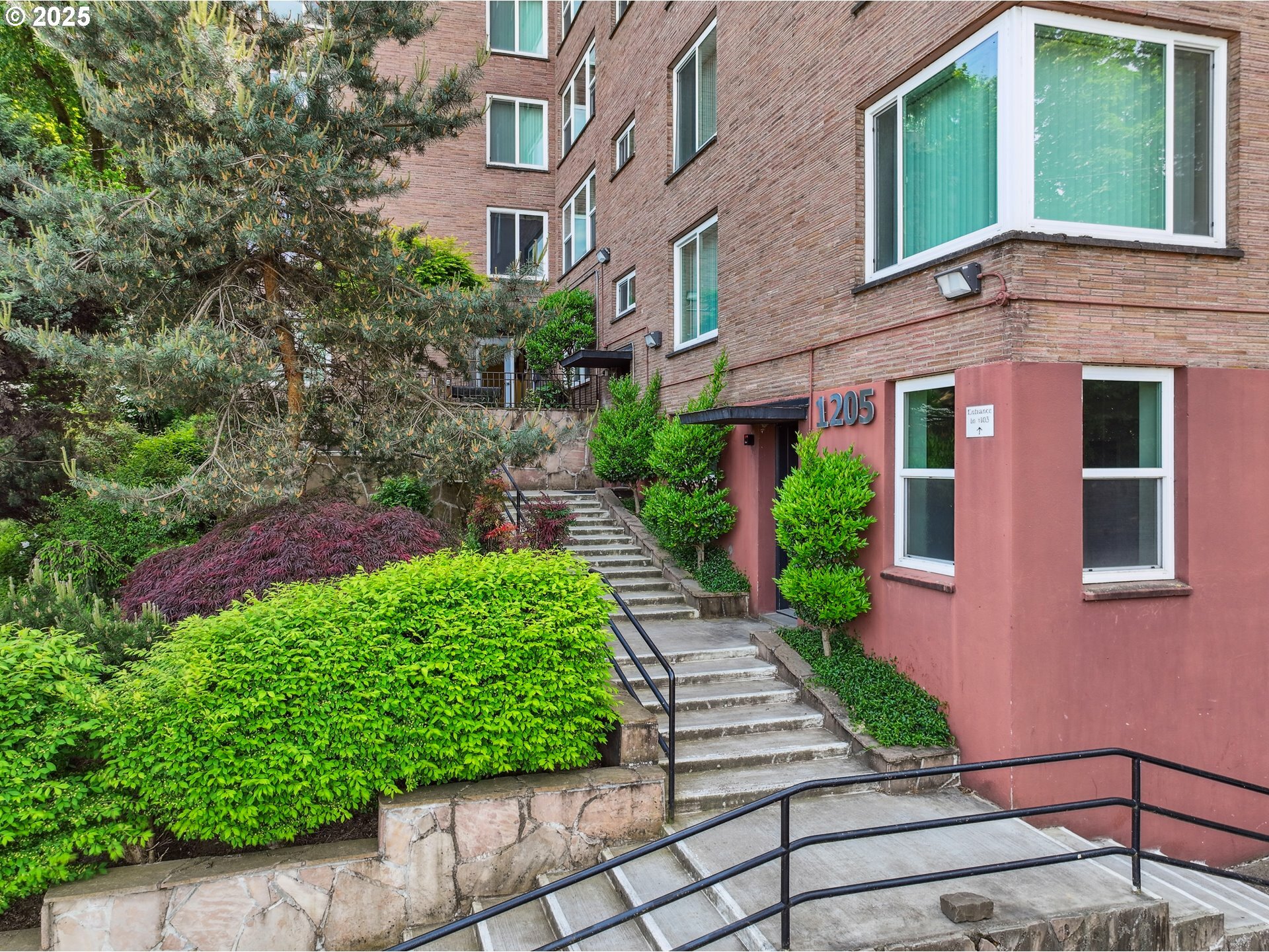 Property Photo: 1205 SW Cardinell Dr 604 OR 97201