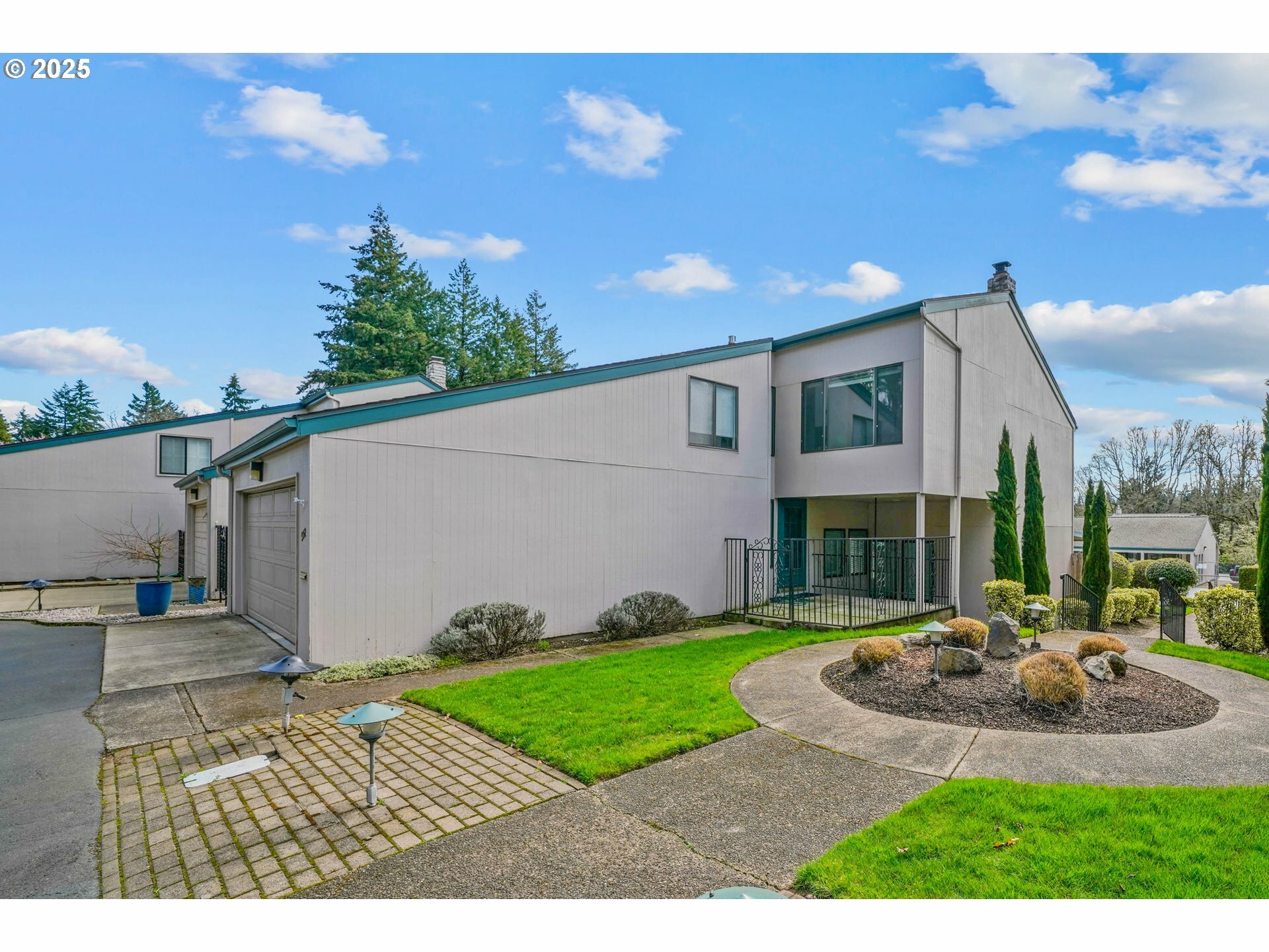 Property Photo: 592 Salem Heights Ave OR 97302