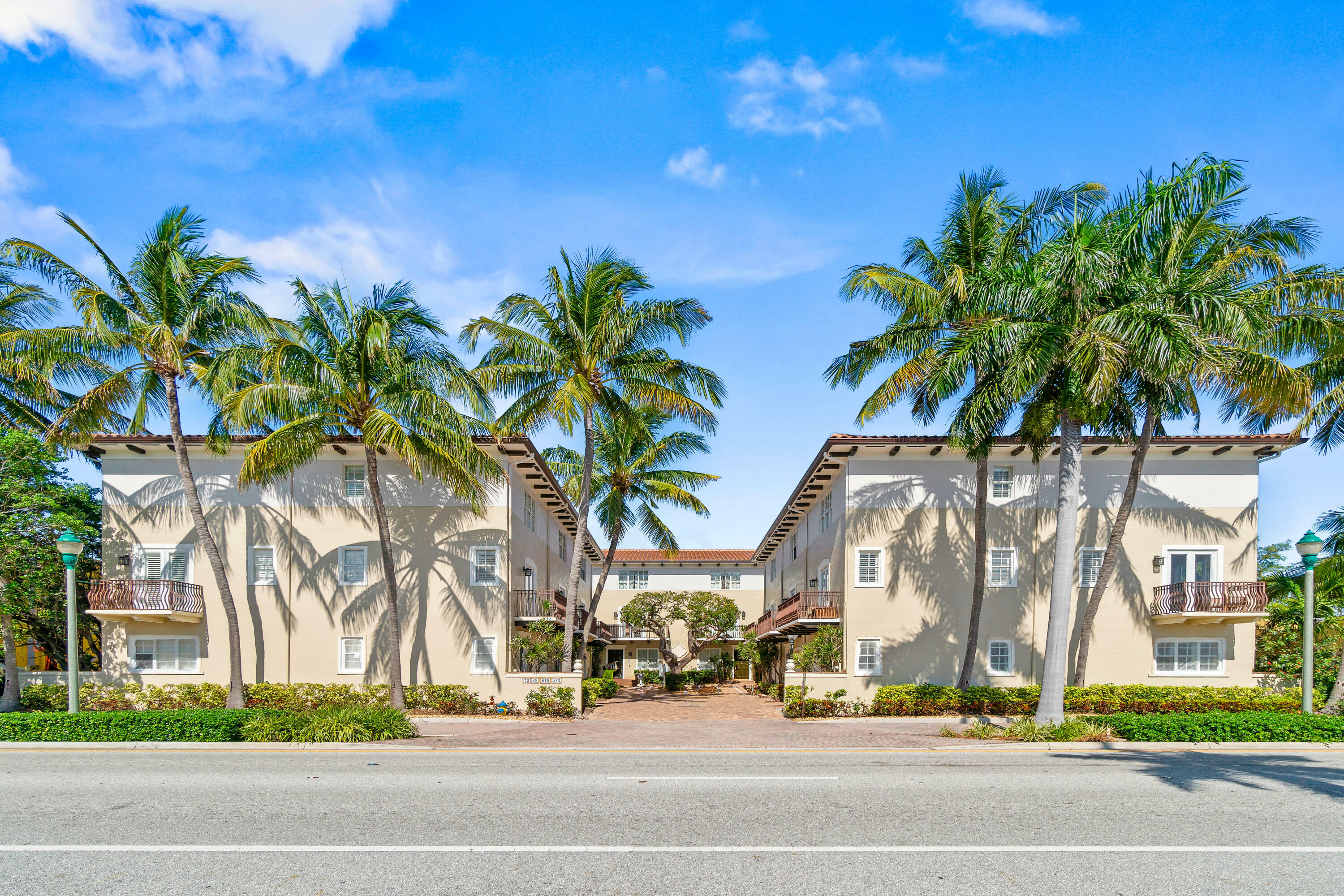 Property Photo: 72 SE 6th Avenue L FL 33483