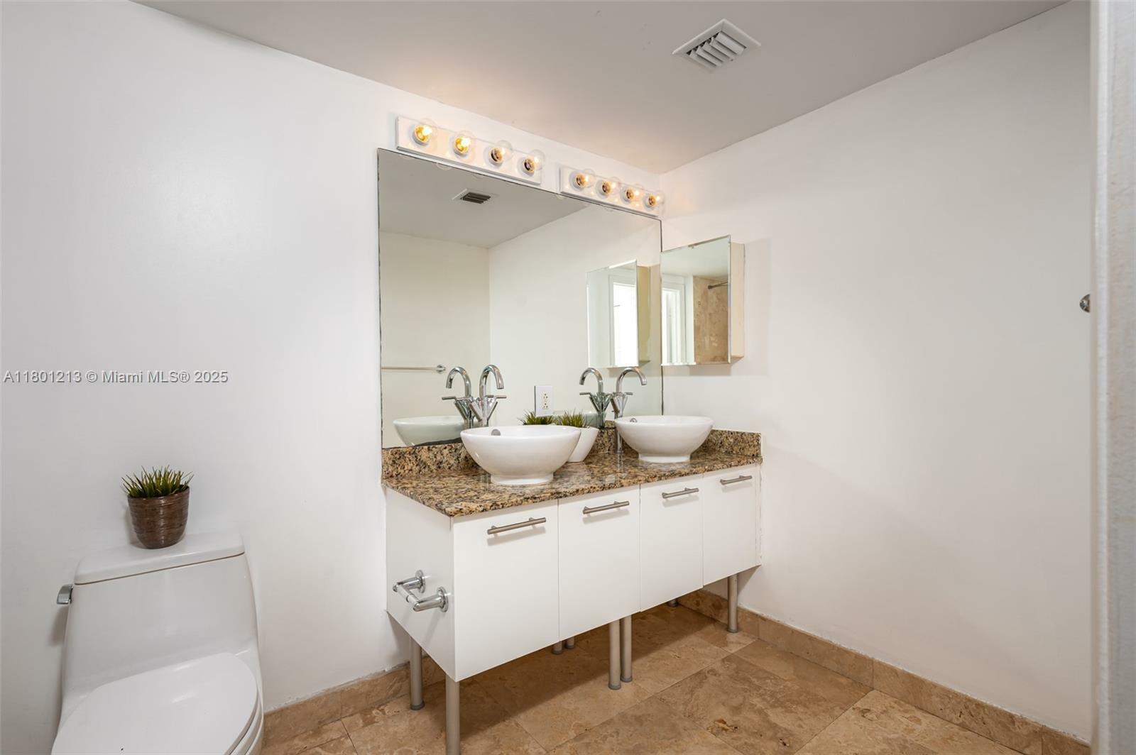 Property Photo: 41 SE 5th St 1815 FL 33131