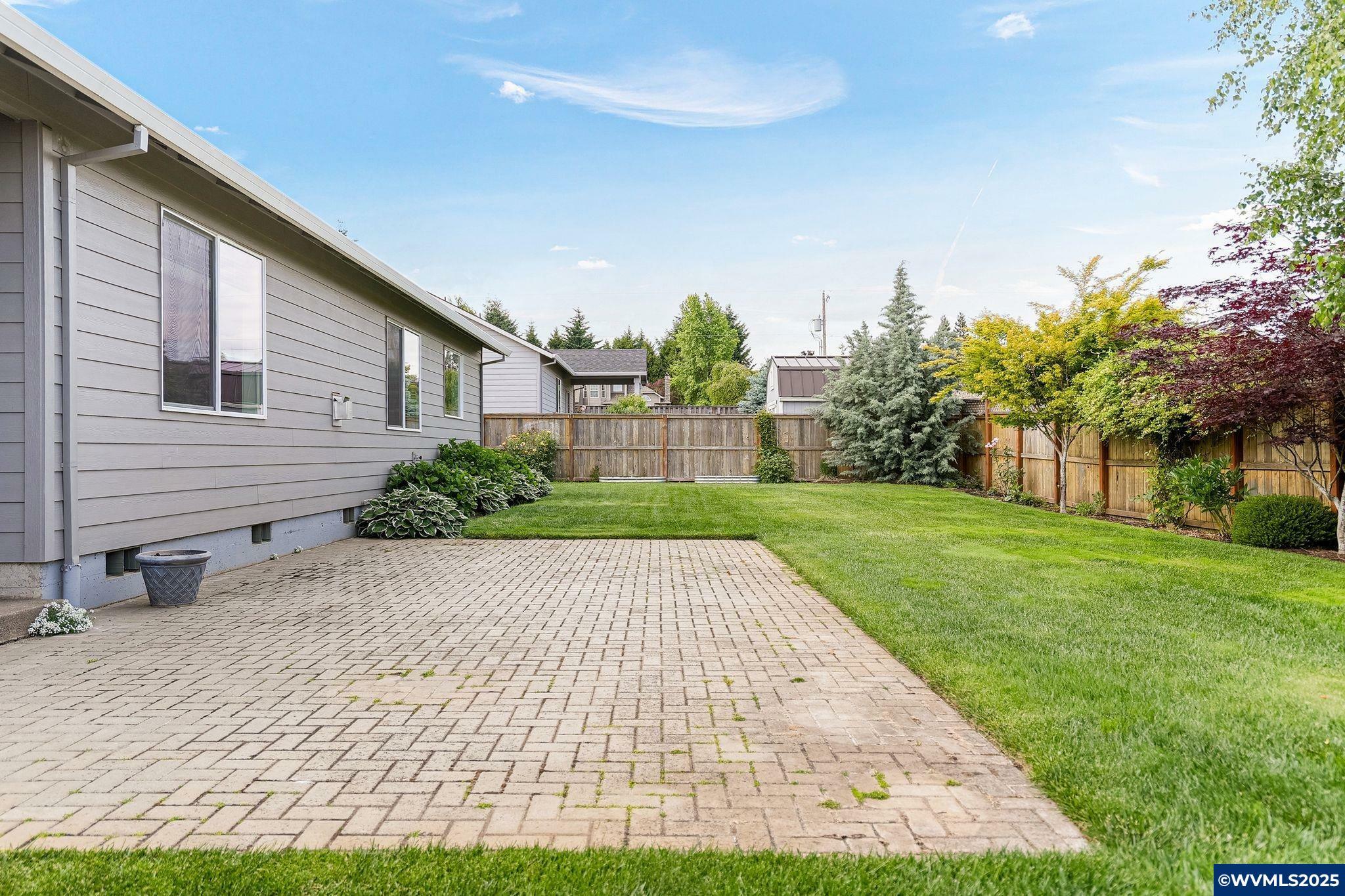 Property Photo: 324 Belgian St OR 97385