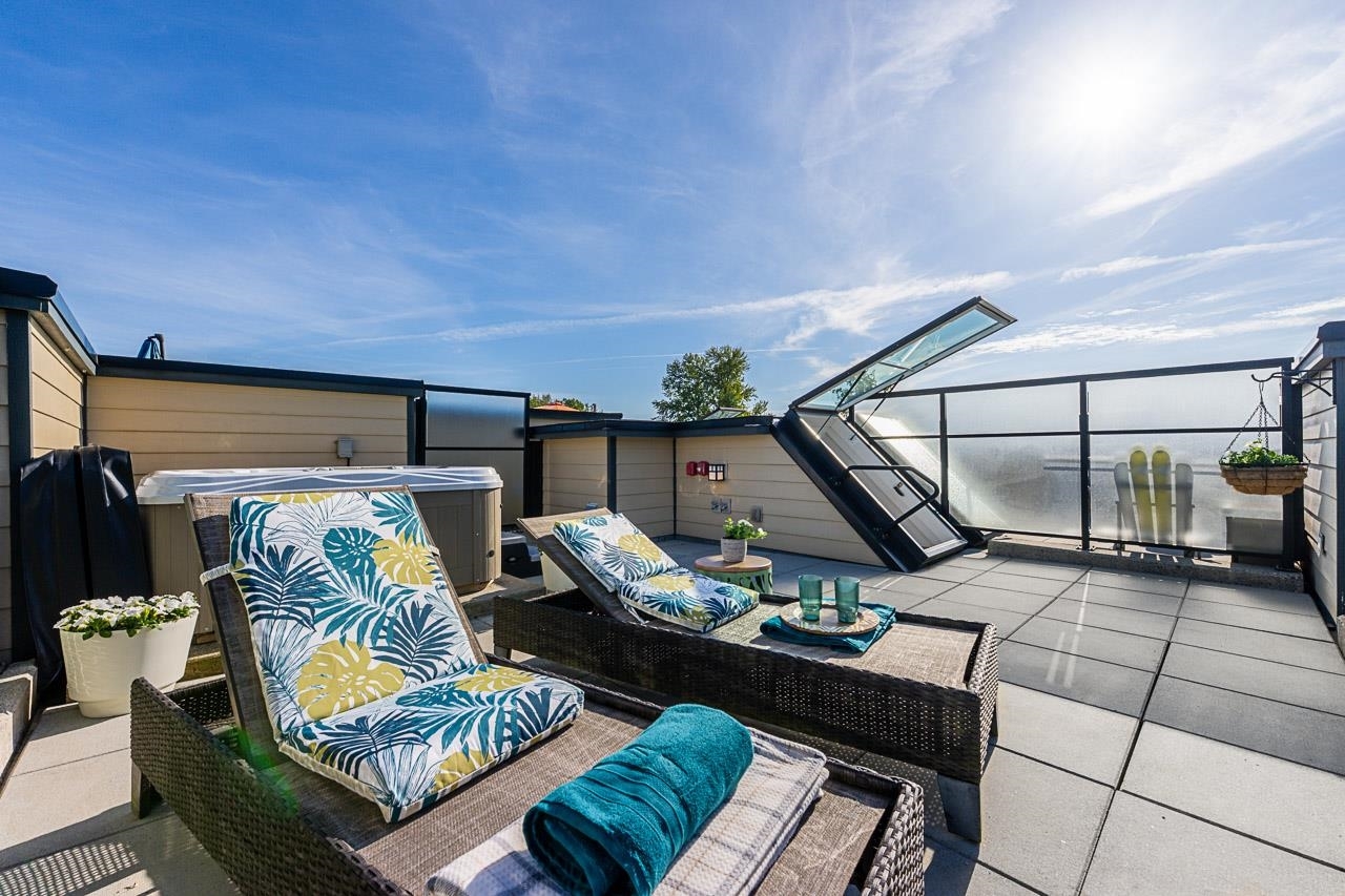 Property Photo: 733 W 14th Street 402 BC V7M 0C6