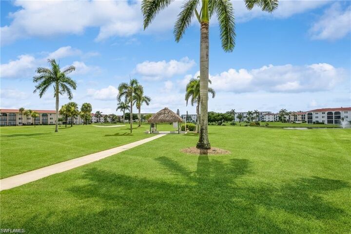 Property Photo:  5 High Point Cir W 303  FL 34103 