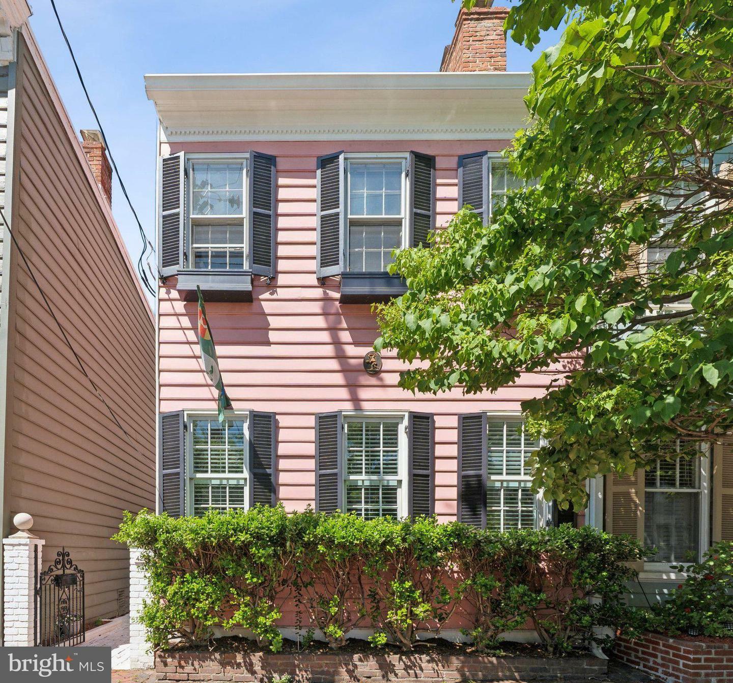 Property Photo: 427 Queen Street VA 22314