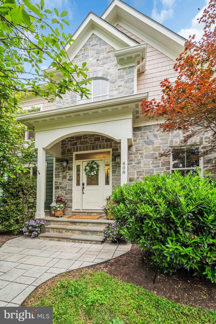 Property Photo: 608 Fulton Avenue VA 22046