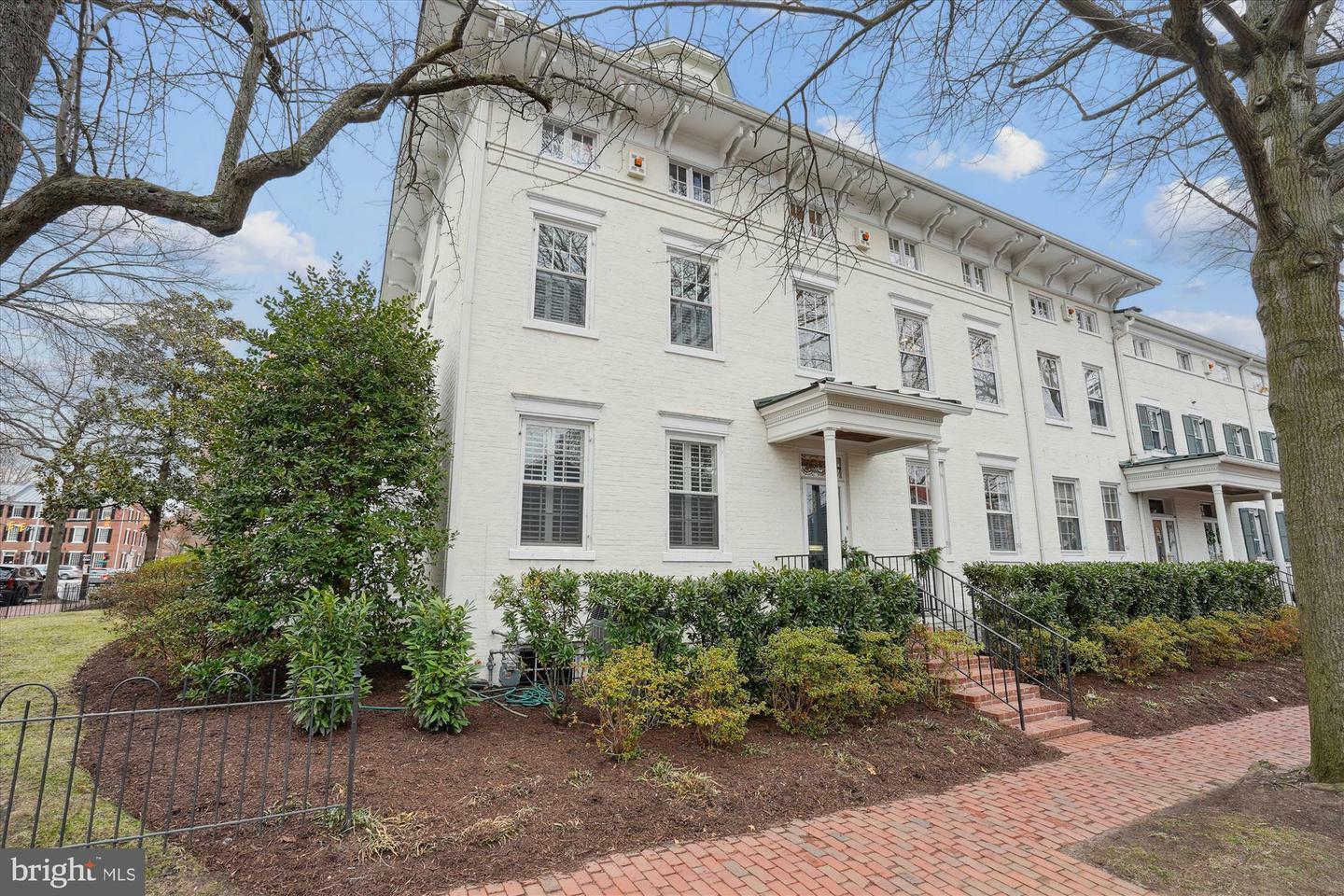 Property Photo: 300 S Columbus Street VA 22314