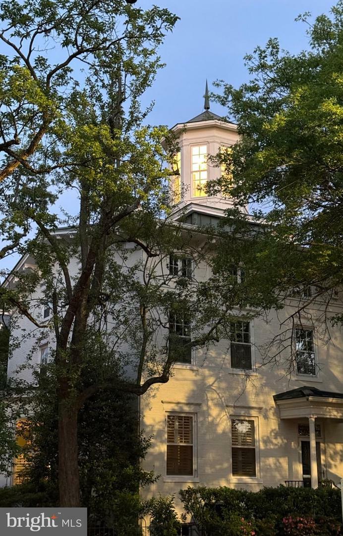 Property Photo: 300 S Columbus Street VA 22314