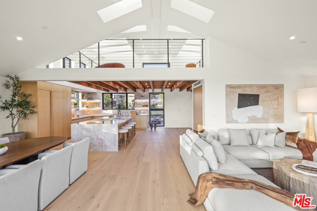Property Photo: 2530 Beverley Ave CA 90405