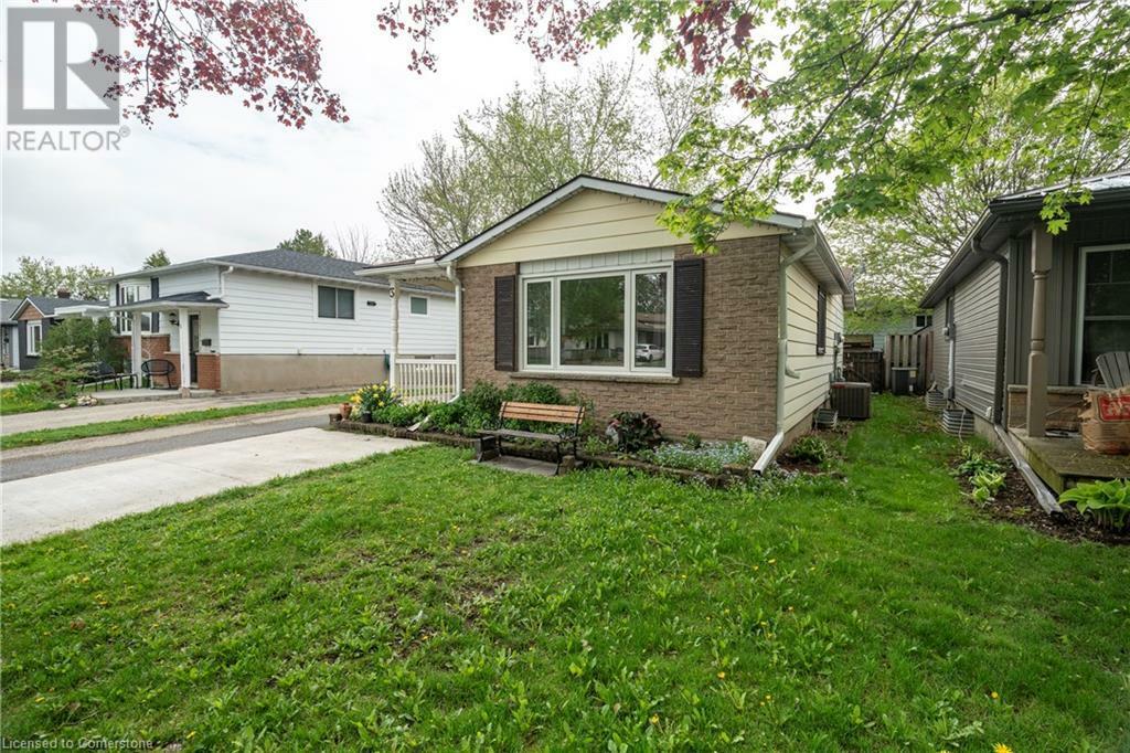 Property Photo: 3 Oak Drive ON N3B 1X5