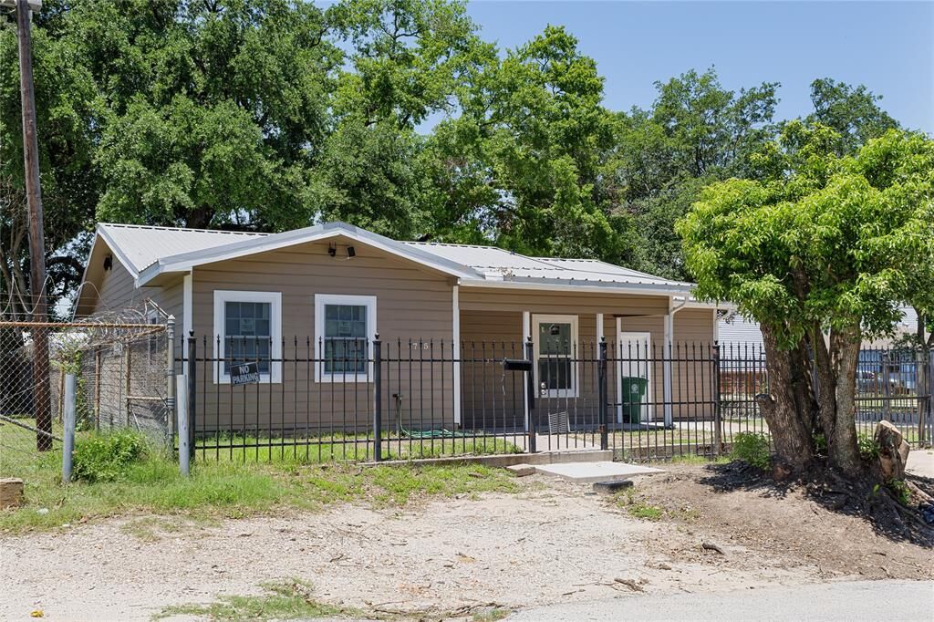 Property Photo:  4715 Chapman Street  TX 77009 