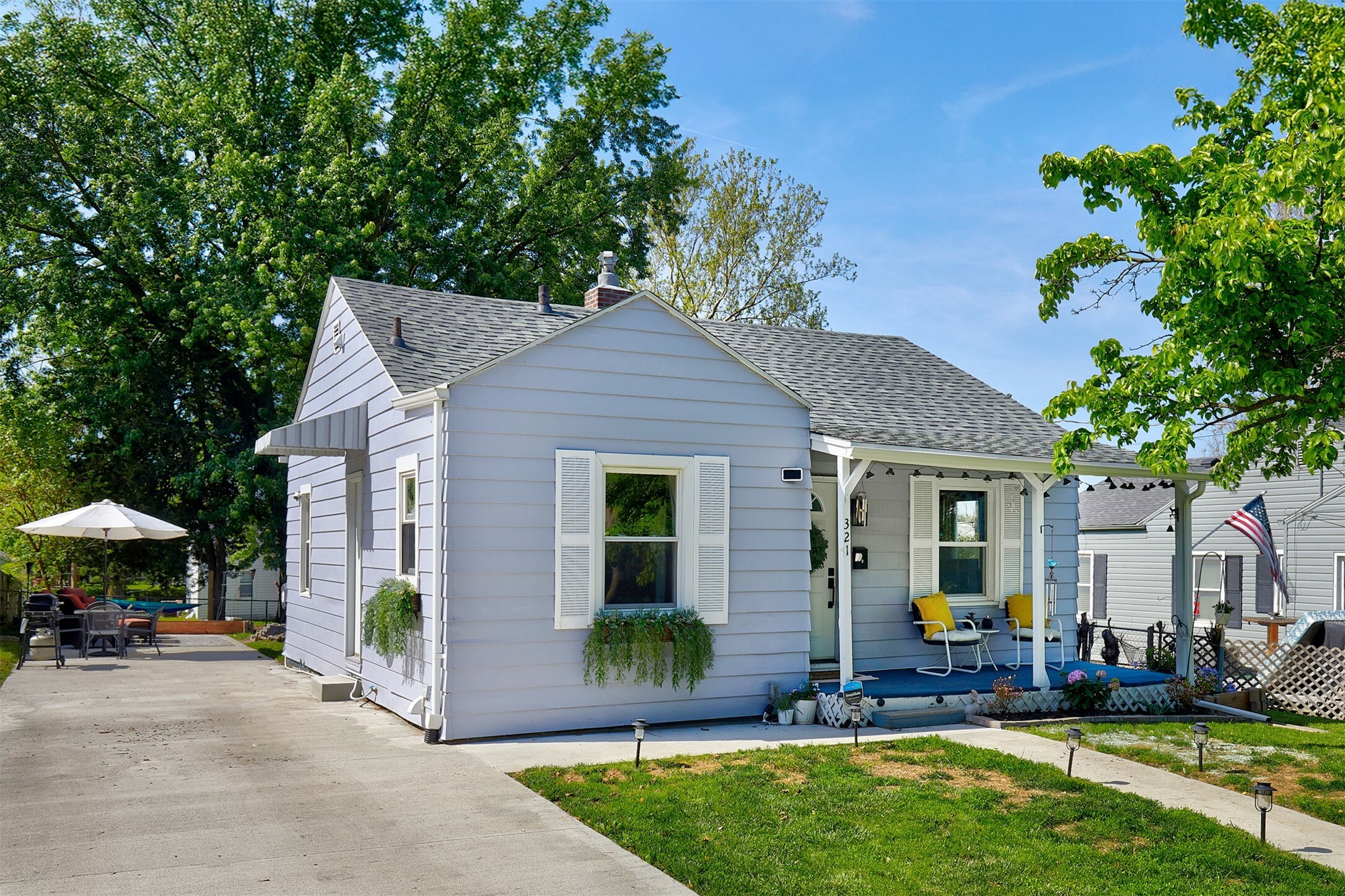 Property Photo: 321 E Sheridan Avenue IA 50313