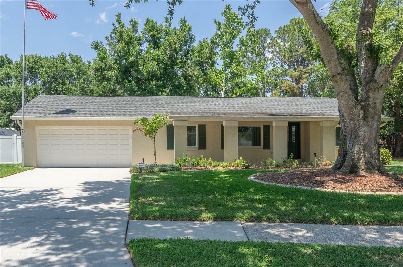 Property Photo: 606 Brentwood Place FL 33511