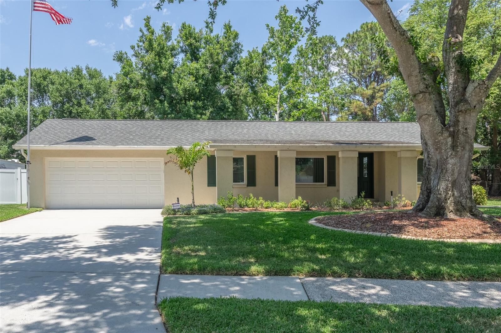 Property Photo: 606 Brentwood Place FL 33511