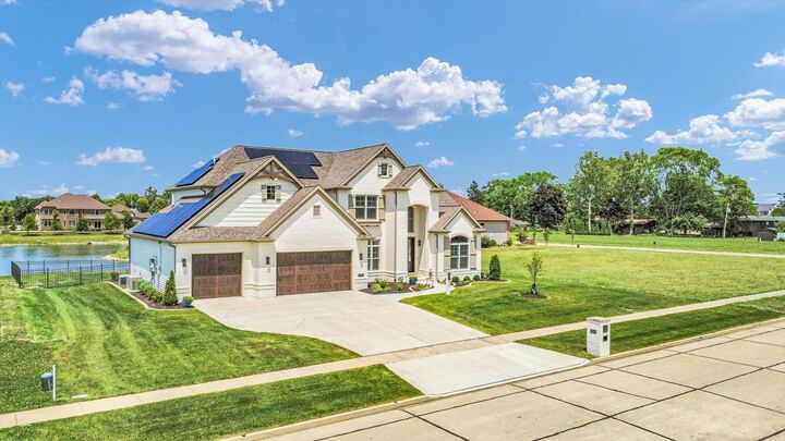 Property Photo:  604 Cayman Way  IL 61874