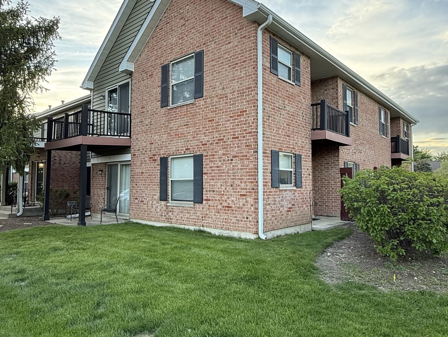 Property Photo: 1501 Raymond Drive 204 IL 60563