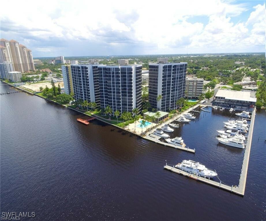 Property Photo: 1910 Virginia Avenue 1302 FL 33901