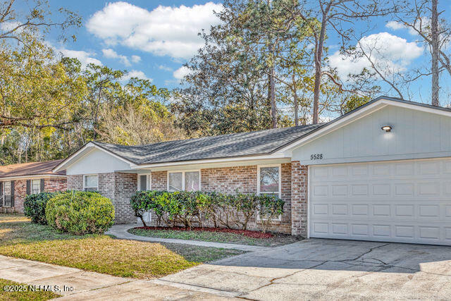 Property Photo: 5528 Lofty Pines Circle S FL 32210