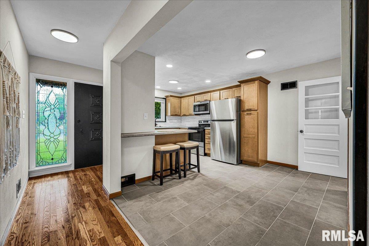 Property Photo: 2126 W Edna Court IL 61604