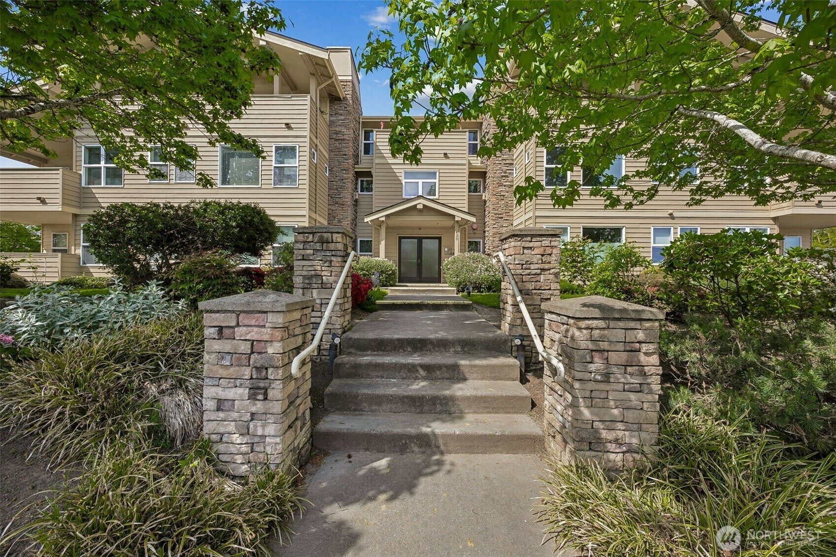 Property Photo: 430 SW 156th Street 204 WA 98166