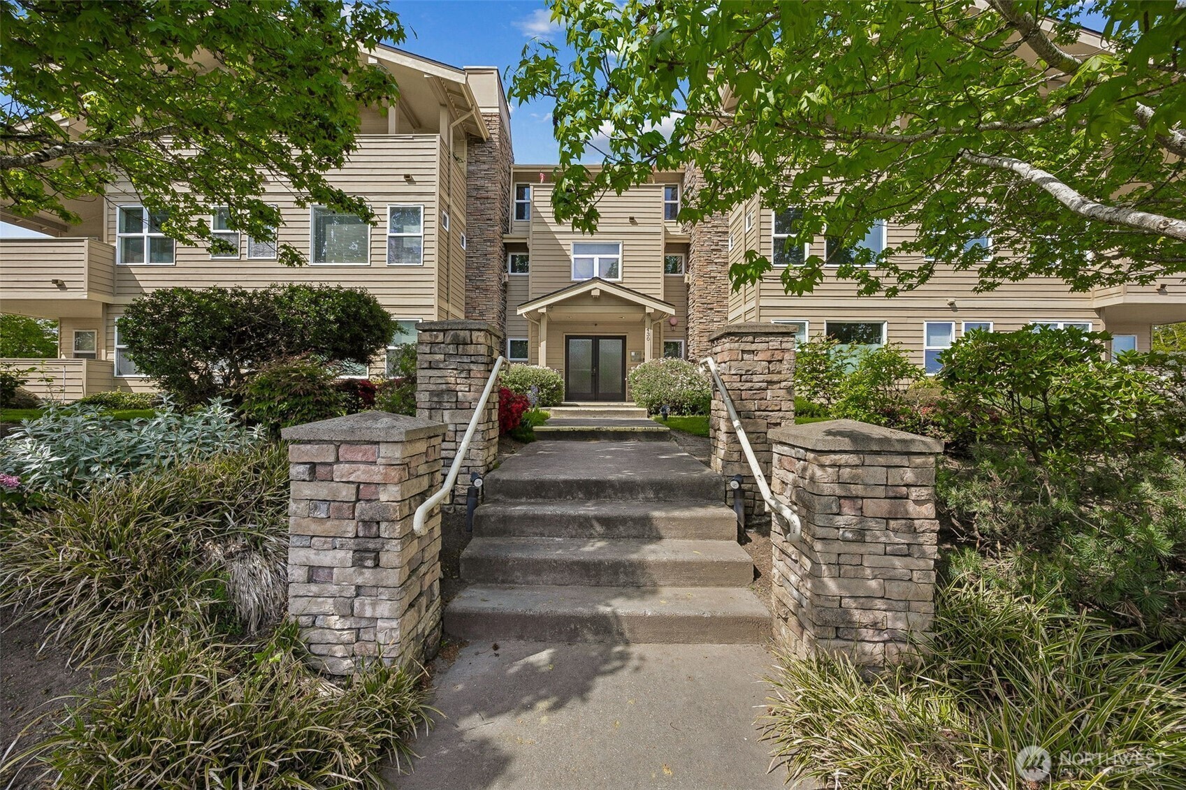 Property Photo: 430 SW 156th Street 204 WA 98166