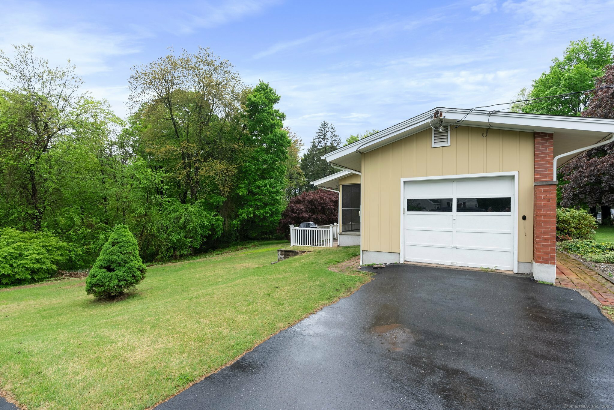 Property Photo: 16 Ellsworth Road CT 06016