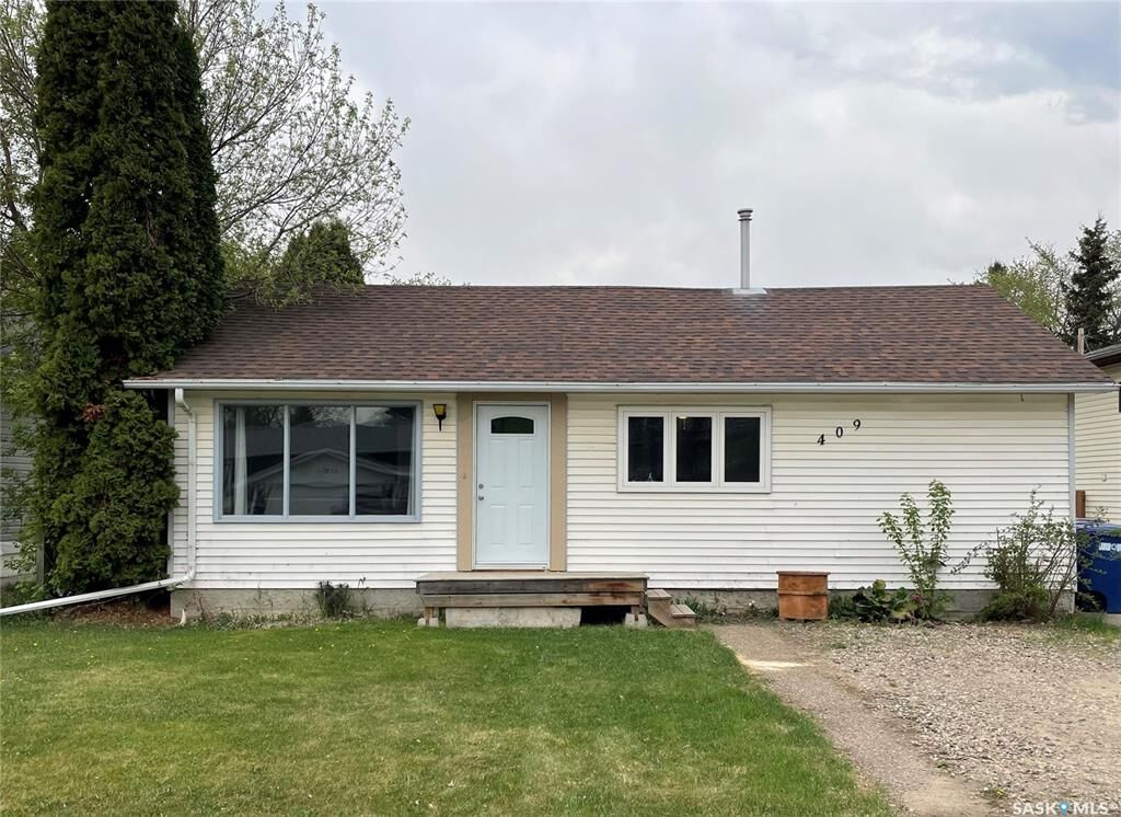 Property Photo: 409 4th Street W SK S9X 1Y4
