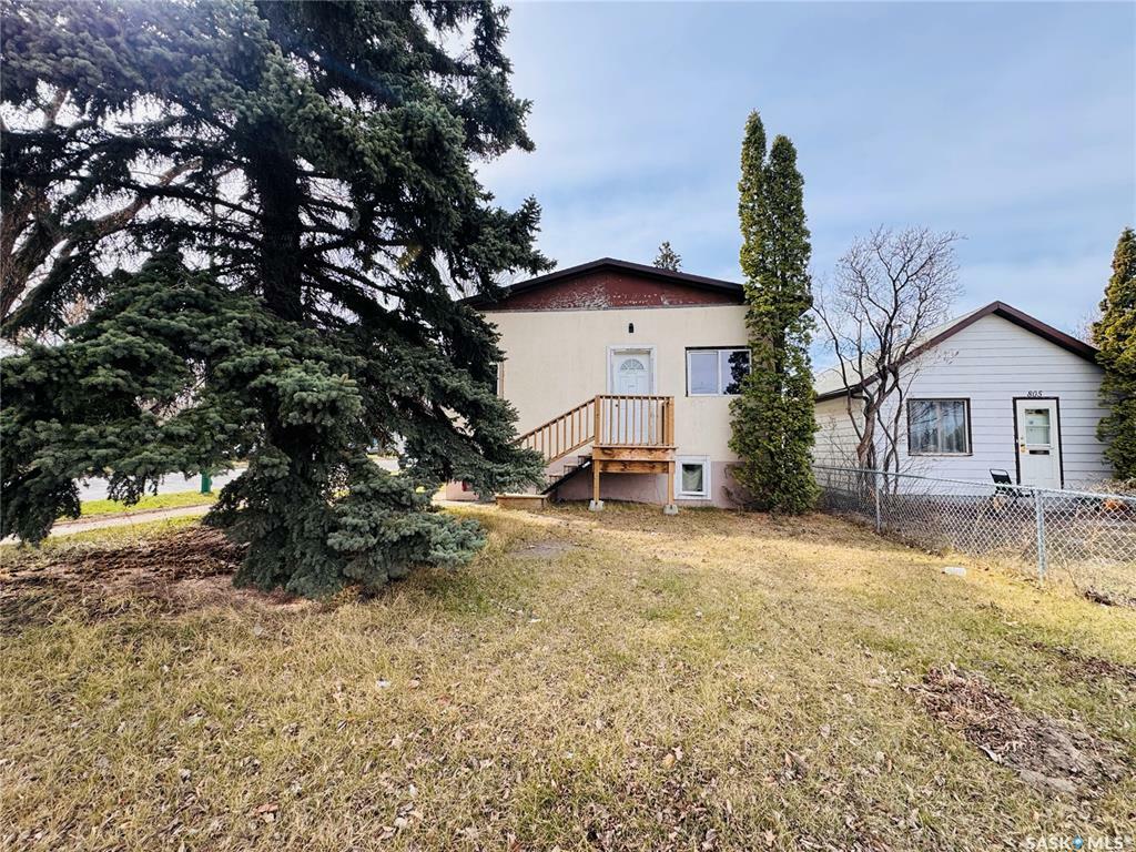 Property Photo: 801 33rd Street W SK S7L 0W5