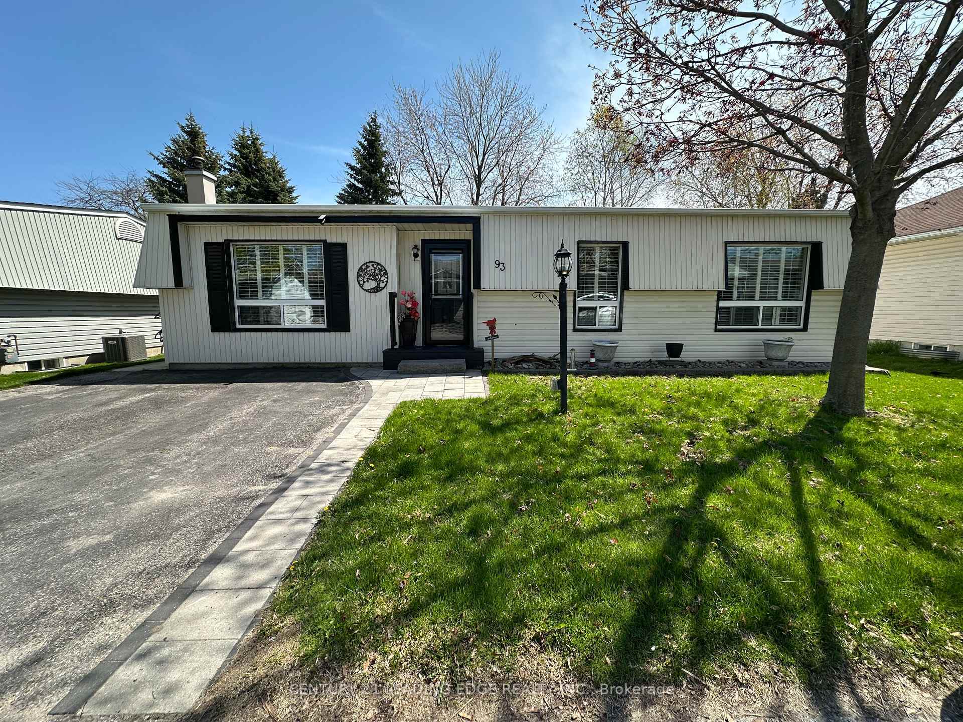 Photo de la propriété: 93 Wilmot Trail ON L1B 1A7