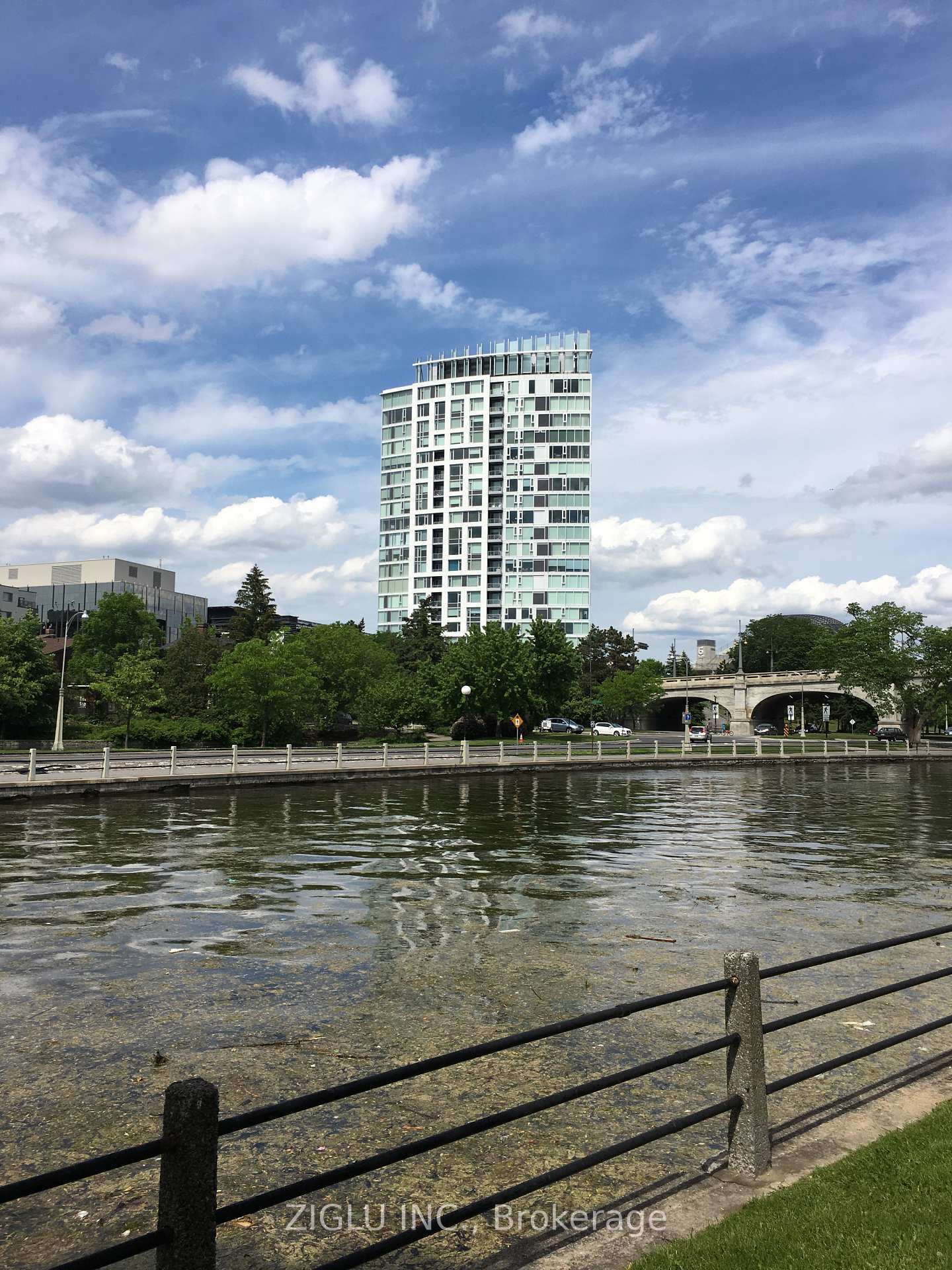 Photo de la propriété: 1035 Bank Street 1702 ON K1S 5K3