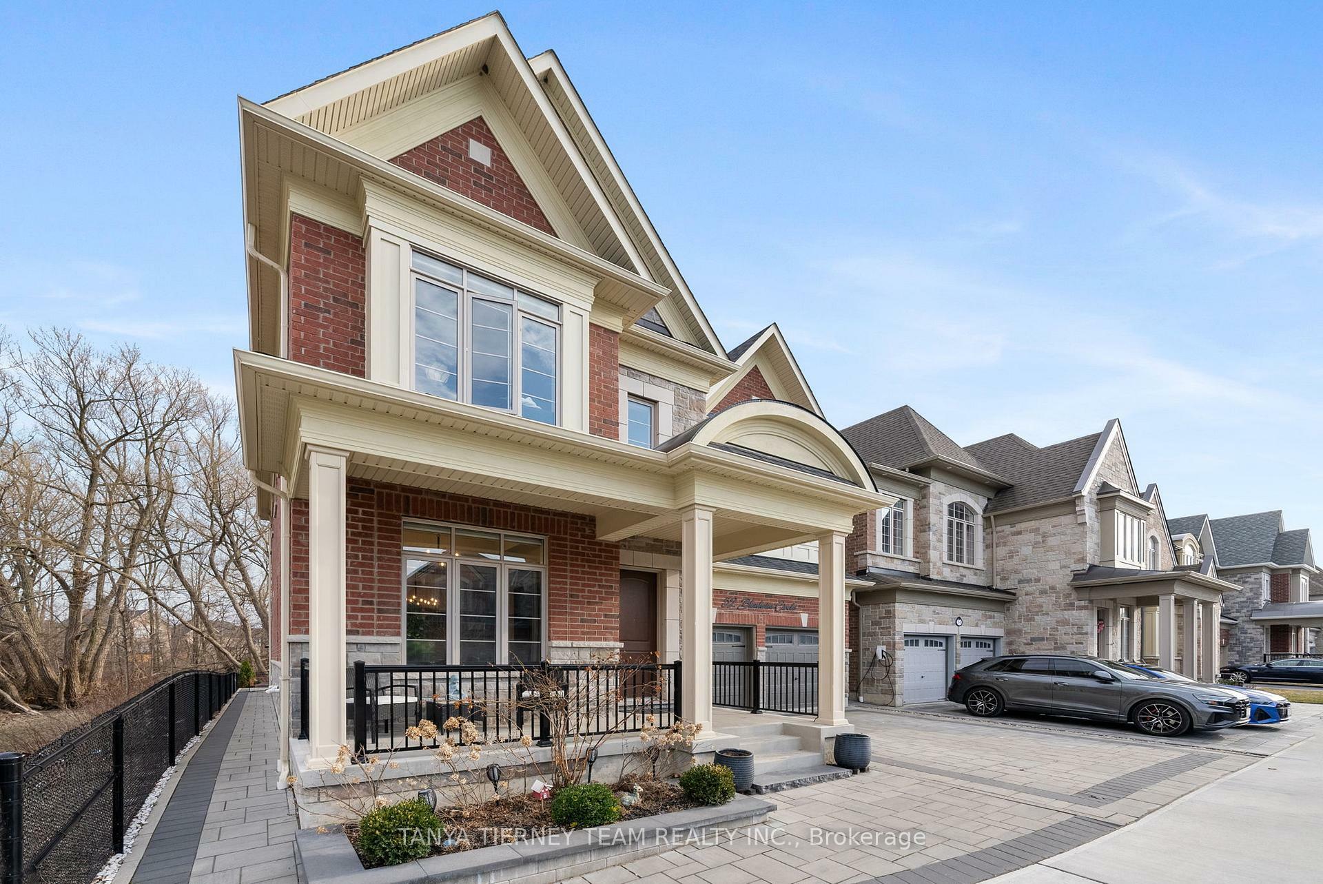 Property Photo: 52 Blenheim Circle ON L1P 0E2